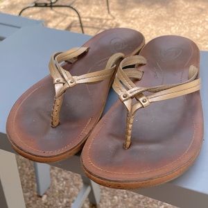 OLUKAI flip flop size 7 brown and gold leather upper GUC